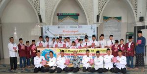 Santri PP Darul Ilmi MTsN 2 Lamongan menerima Mushaf Al-Qur’an dari TMPQ