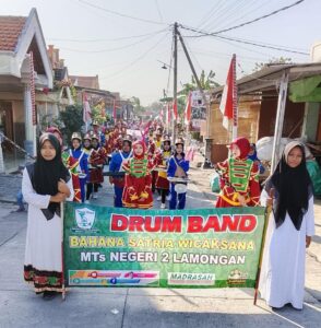 Semarakkan HUT ke-81 RI, Drum Band MTsN 2 Lamongan pukau warga Bucu Kidul