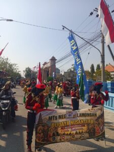 MTsN 2 Lamongan ikut semarakkan pawai HUT ke 81 RI kec. Glagah