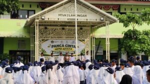 Cegah Bullying dan Narkoba, Kapolsek Glagah Jadi Pembina Upacara di MTsN 2 Lamongan