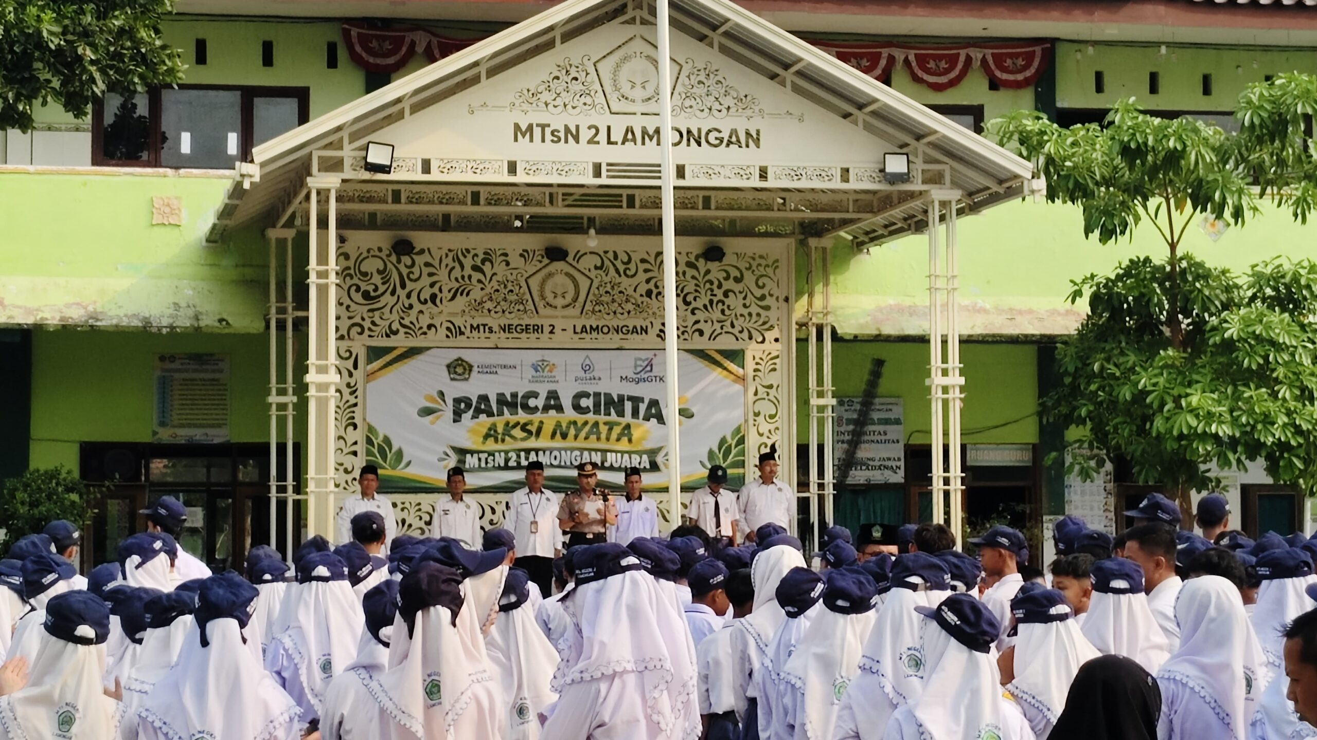 Cegah Bullying dan Narkoba, Kapolsek Glagah Jadi Pembina Upacara di MTsN 2 Lamongan